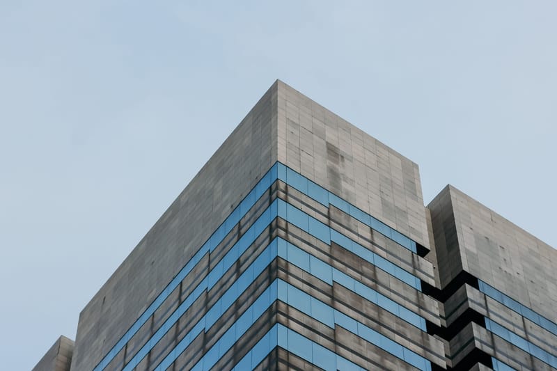 Sudut gedung perkantoran bertingkat di Jakarta dilihat dari bawah.