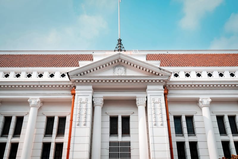 Fasad gedung bergaya kolonial dengan tiang-tiang putih di Jakarta.